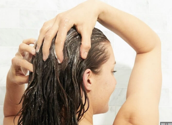 Nhiều người nghĩ gãi mạnh khi gội đầu sẽ giúp da đầu sạch sâu, nhưng thực tế móng tay dễ gây trầy xước, tổn thương nang tóc, làm da đầu bong tróc và kích thích tuyến bã nhờn hoạt động mạnh hơn.
