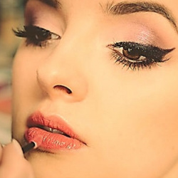 Cách làm kẻ mắt eyeliner từ sáp ong, dầu dừa &amp; than hoạt tính