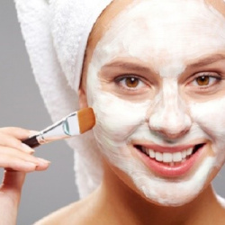 Da mặt trắng mịn với nguyên liệu tự nhiên trong nhà bạn