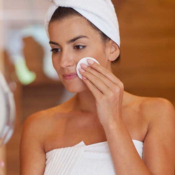 7 sai lầm khi skincare (chăm sóc da) buổi tối khiến bạn nhanh già