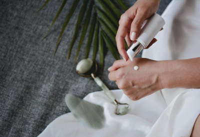 Cồn trong mỹ phẩm: Khi nào có lợi, khi nào nên tránh?