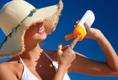 Kem chống nắng có màu và không màu: Loại nào tốt hơn để bảo vệ da trong mùa hè?
