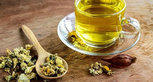 Người mất ngủ nên uống trà thảo mộc gì để cải thiện giấc ngủ?