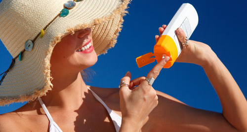 Kem chống nắng có màu và không màu: Loại nào tốt hơn để bảo vệ da trong mùa hè?