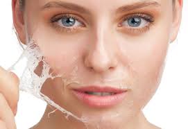 Peel da mặt làm đẹp, cô gái mọc chi chít mụn nước, vỡ chảy dịch