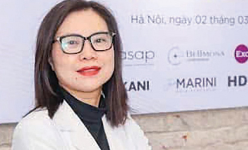 Chiếc áo blouse, nỗi thẹn nghề và hành trình đi chậm để đi xa