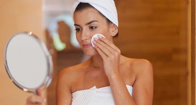 7 sai lầm khi skincare (chăm sóc da) buổi tối khiến bạn nhanh già