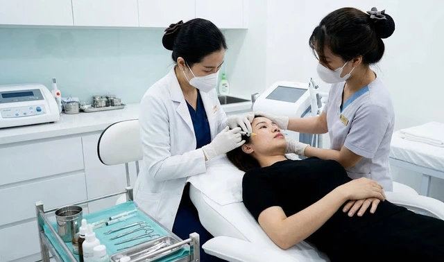 Trào lưu tiêm trẻ hóa da: Đẹp nhanh hay đánh cược sức khỏe?