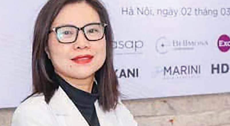 Chiếc áo blouse, nỗi thẹn nghề và hành trình đi chậm để đi xa