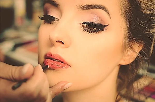 Cách làm kẻ mắt eyeliner từ sáp ong, dầu dừa & than hoạt tính