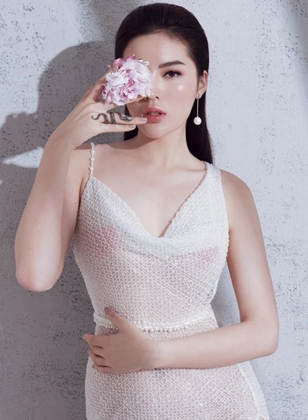 Mỹ nhân mặc bạo nhất năm 2018: Elly Trần, Nhã Phương hay ai?