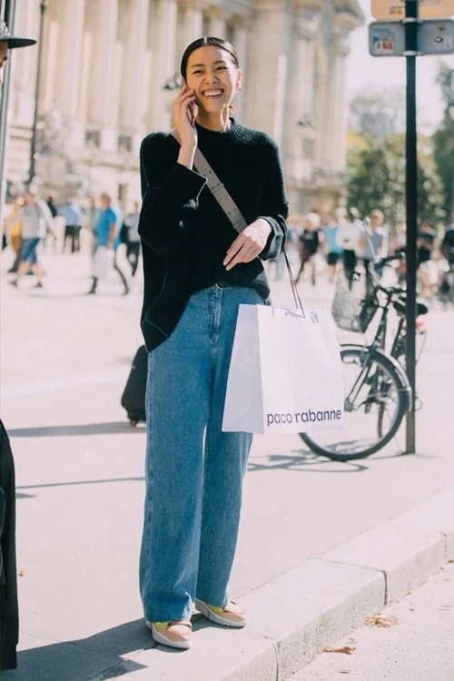 Quên kiểu quần jeans bó giò đi, đây mới là mốt jeans thống trị 2019