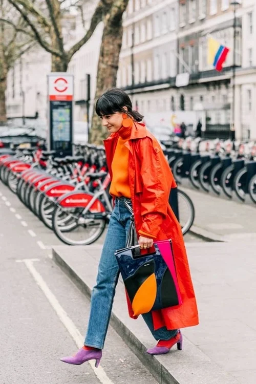 Quên kiểu quần jeans bó giò đi, đây mới là mốt jeans thống trị 2019