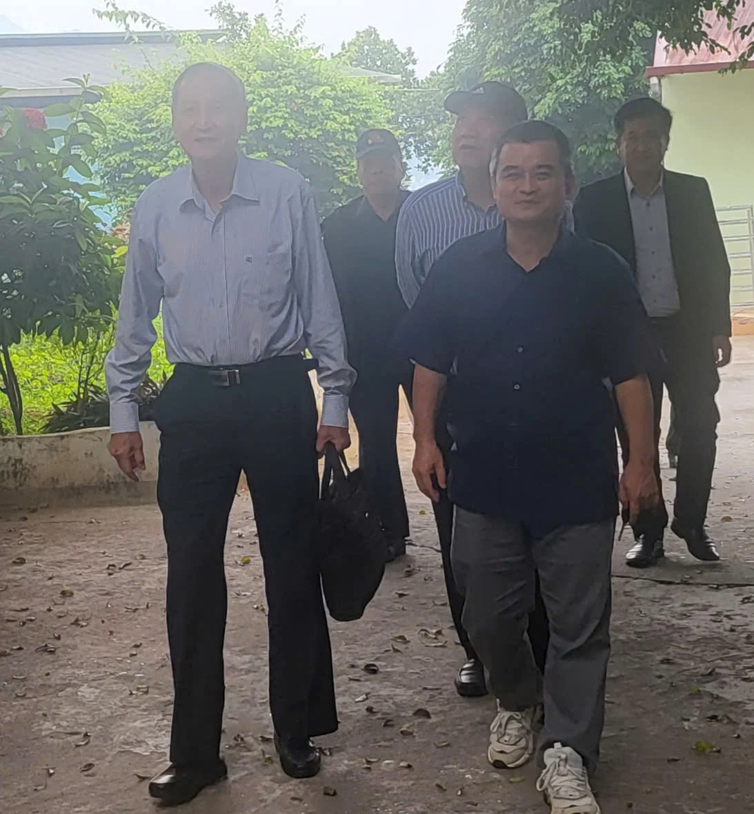 Chủ tịch Hiệp hội Tinh dầu - Hương liệu - Mỹ phẩm Việt Nam Đỗ Duy Phi (bên trái ngoài cùng) nhấn mạnh rằng không có doanh nghiệp hay người trồng nào có thể phát triển đơn lẻ trong ngành này. Ảnh: T.D.P