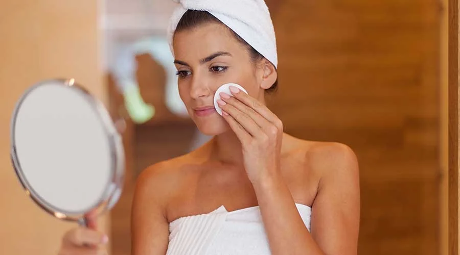 7 sai lầm khi skincare (chăm sóc da) buổi tối khiến bạn nhanh già