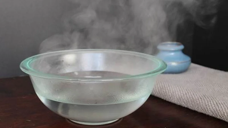Rửa mặt bằng nước nóng trong quá trình chăm sóc da khiến da khô, mất cân bằng.