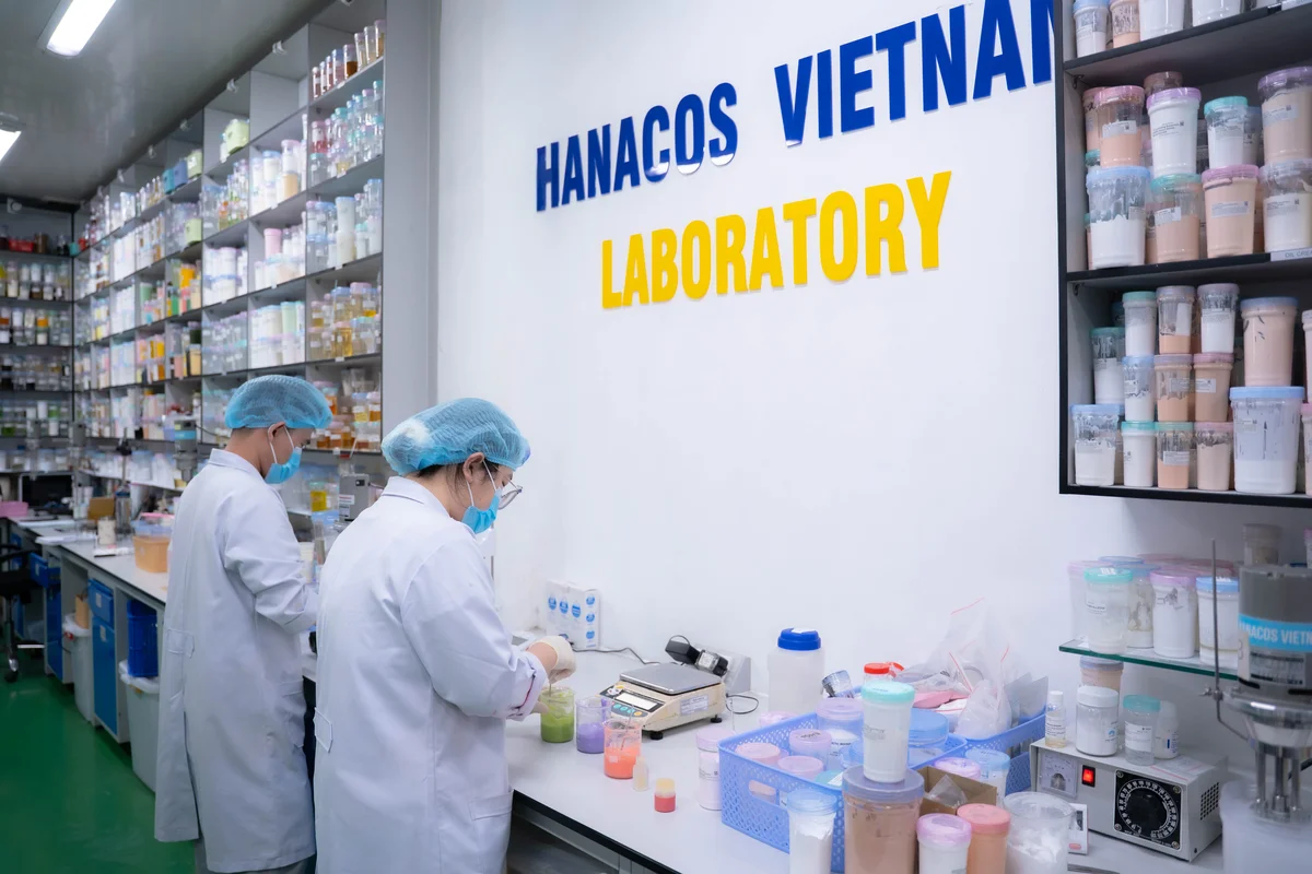Hanacos Việt Nam luôn chú trọng đầu tư quy trình sản xuất mỹ phẩm chất lượng cao với máy móc hiện đại và đội ngũ chuyên gia nhiều năm kinh nghiệm.