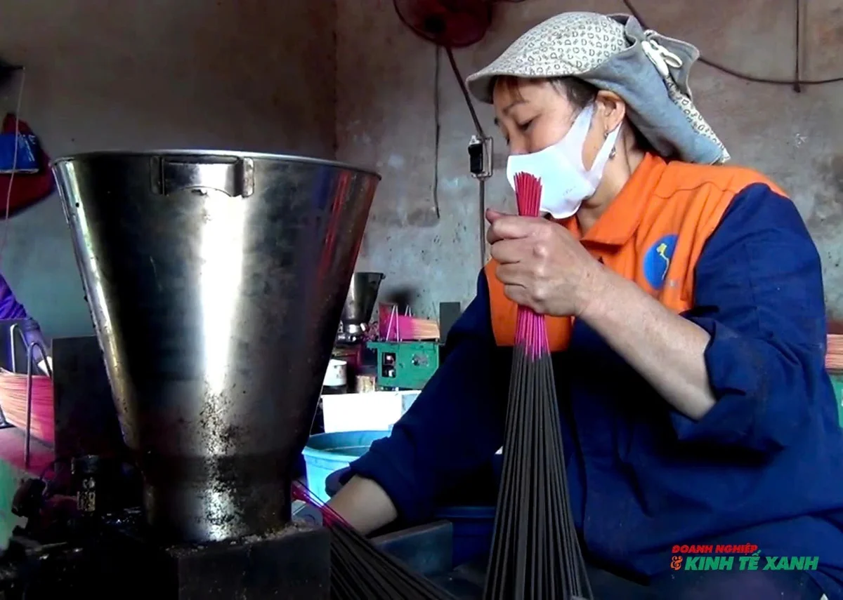 Tại 3 thôn được công nhận là làng nghề truyền thống gồm: An Xá, Ðông Thôn và Trực Trì hiện có gần 100 hộ gia đình sản xuất hương, khoảng 2.000 lao động, trong đó gần 50% số người ngoài độ tuổi lao động.