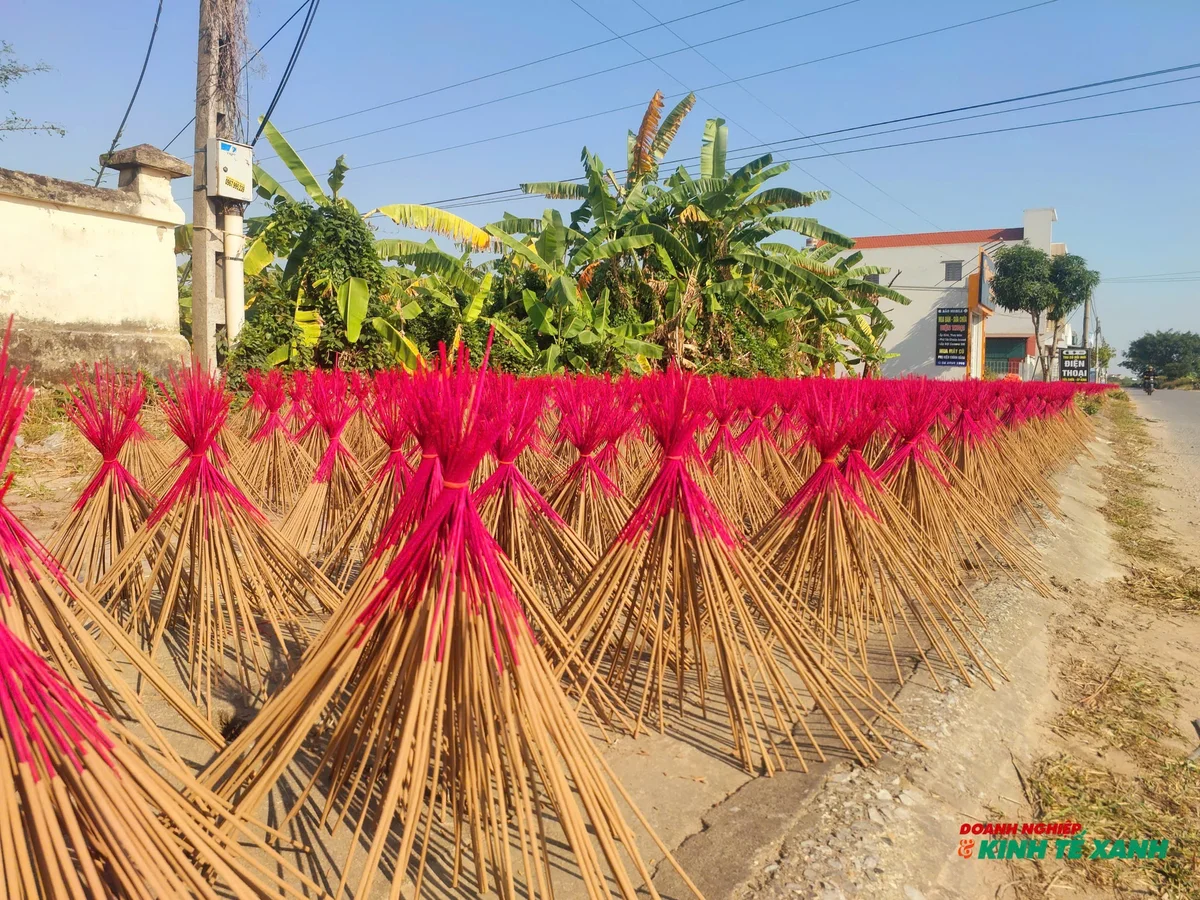 Anh Lê Công Hùng, chủ cơ sở sản xuất hương trầm Đức Hùng ở xã Quốc Tuấn là thế hệ thứ hai kế thừa nghề truyền thống của gia đình cho hay: “Cơ sở của anh hiện có 4 sản phẩm đã được chứng nhận OCOP 4 sao nên đã được bày bán tại nhiều hệ thống siêu thị lớn. Sản phẩm chất lượng được nhiều người biết đến nên sản lượng tiêu thụ tăng nhiều so với trước. Để có đủ hàng cung ứng cho thị trường dịp Tết, gia đình anh đã phải huy động thêm 10 nhân công tại địa phương nhưng vẫn lo lắng sợ sản xuất không đủ nhu cầu của thị trường”.