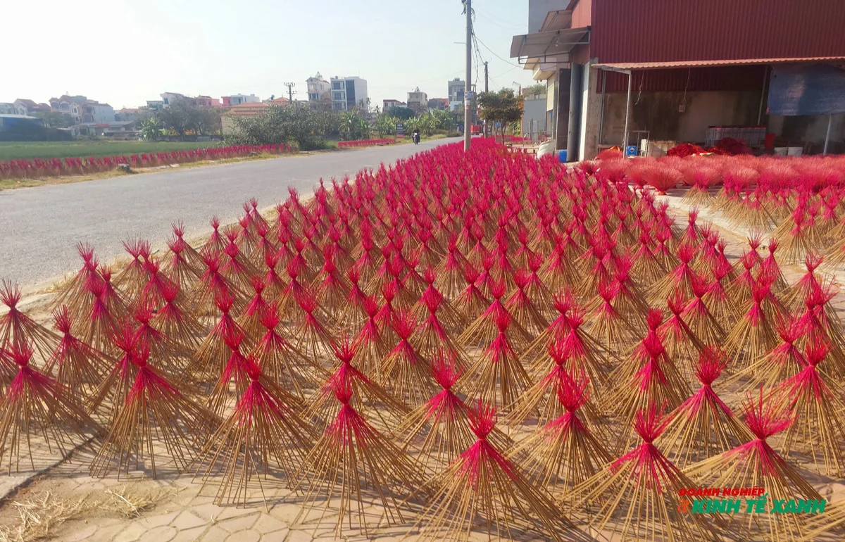 Theo chia sẻ của các hộ dân làm nghề nơi đây, nghề làm hương không chỉ mang lại kinh tế khá giả cho gia đình mà còn là để bày tỏ lòng biết ơn, lưu giữ nghề truyền thống mà ông cha bao đời gây dựng. Do đó, họ mong muốn sản phẩm của làng nghề sẽ được quảng bá sâu rộng về thương hiệu, thúc đẩy phát triển kinh tế. Cùng với đó, các hộ cùng chung tay bảo tồn không gian làng nghề, truyền thống văn hóa gắn kết với du lịch nông thôn.