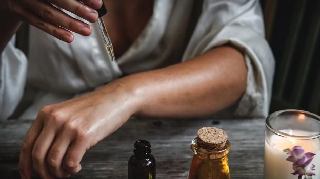 Tinh dầu hoa hồng làm căng da, dưỡng ẩm và giúp lưu thông máu.
