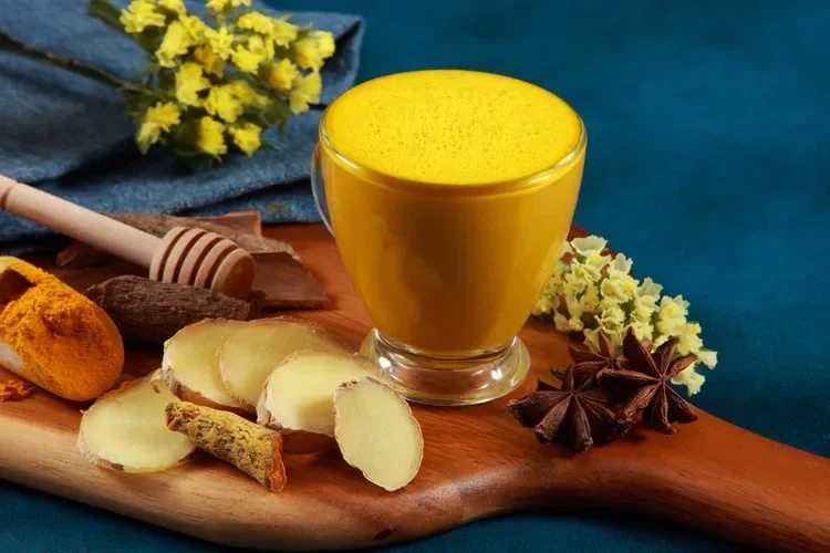 Thành phần hoạt tính chính trong nghệ là curcumin làm chậm quá trình lão hóa da, giúp làn da mịn màng hơn.