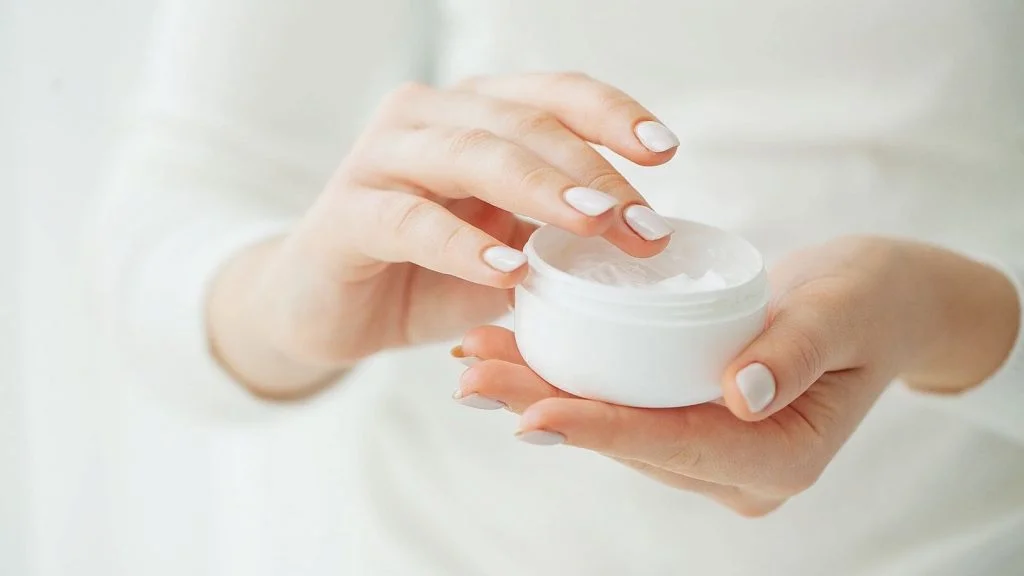 Dùng kem dưỡng ẩm chăm sóc da mùa đông cần có kết cấu đặc và mịn hơn.