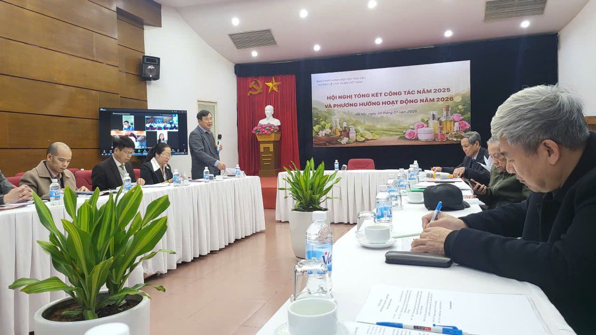 Đồng chí Ngô Đại Quang, Phó Chủ tịch kiêm Tổng Thư ký Hiệp Hội báo cáo tổng kết công tác ngành mỹ phẩm năm 2025, phương hướng hoạt động năm 2026 tại Hội nghị của VOCA
