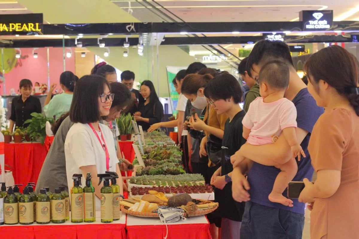 Mô hình đổi rác lấy cây của Green Life (Sống xanh) đã tạo được những tác động tích cực trong cộng đồng. Ảnh: Green Life