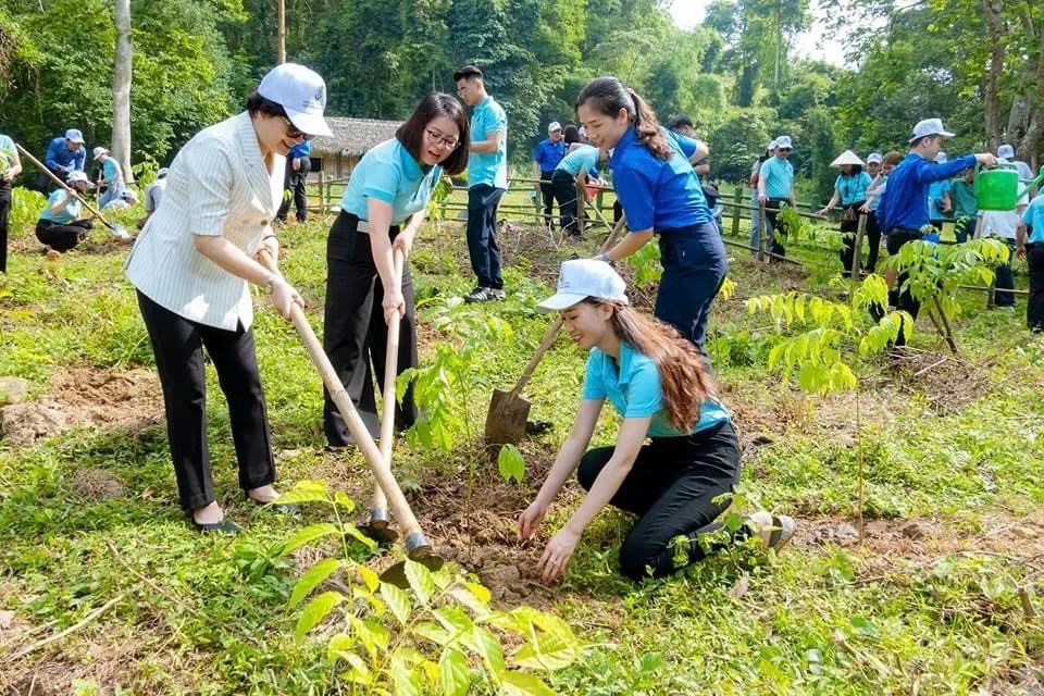 Sống xanh cũng đã trở thành những hoạt động thiết thực không chỉ riêng cộng đồng mà trong từng doanh nghiệp. Ảnh: Agribank