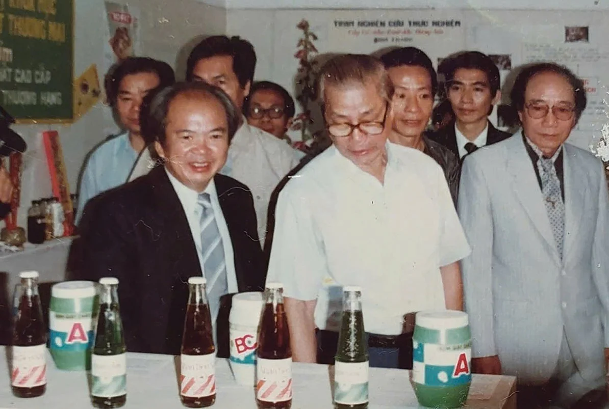 Đầu Xuân 1992 Thủ tướng Võ Văn Kiệt thăm triển lãm do Hiệp hội Tinh dầu - Hương liệu - Mỹ phẩm Việt Nam tổ chức tại Thảo Cầm Viên TPHCM