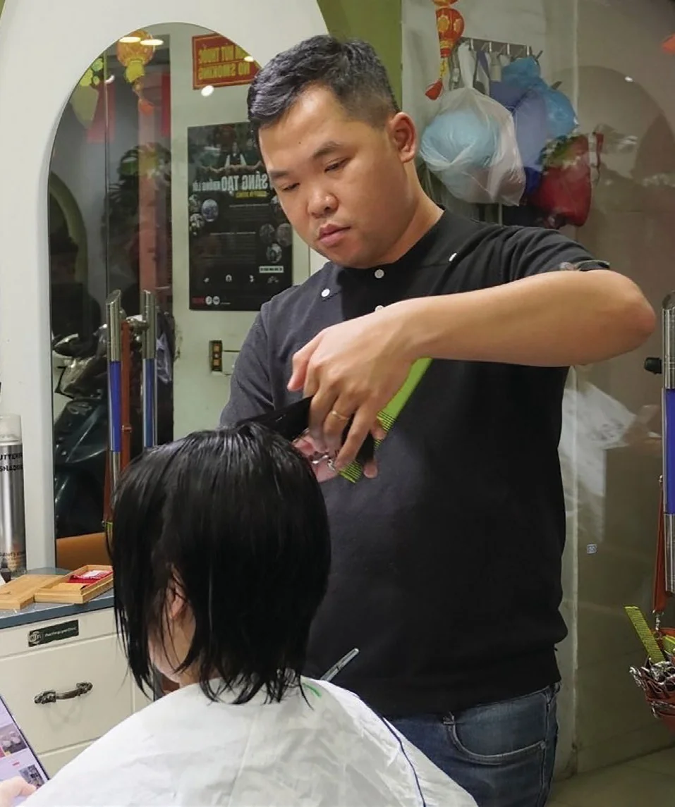 Thành Nguyễn cắt tóc cho khách hàng
