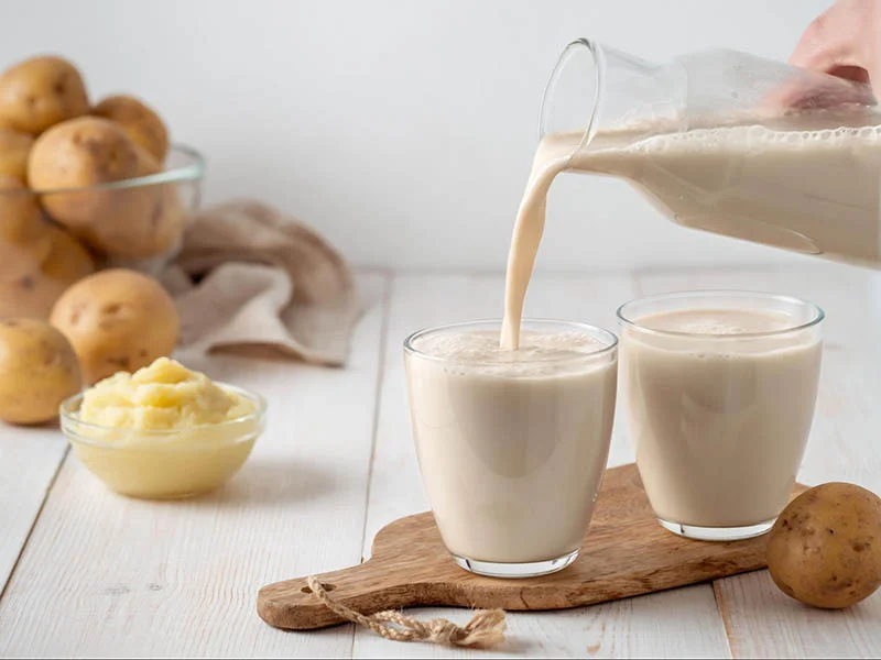 Việc đắp mặt nạ kết hợp giữa khoai tây và sữa tươi là một giải pháp giúp phục hồi da tự nhiên mà hiệu quả.