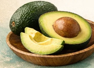 Quả bơ cung cấp vitamin E và các chất chống oxy hóa, giúp bảo vệ tế bào da trước tác động của ô nhiễm môi trường và tia cực tím.