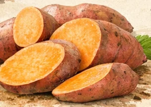 Khoai lang giàu beta-carotene rất quan trọng trong việc duy trì cấu trúc da, giúp ngăn ngừa tình trạng khô và bong tróc.