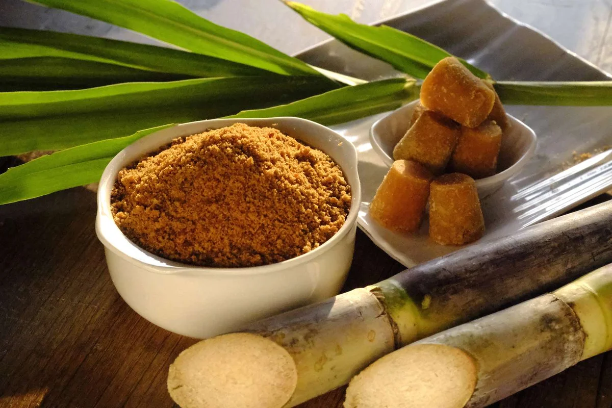Tận dụng đường mía thô là một phương pháp làm đẹp tiết kiệm và hiệu quả.