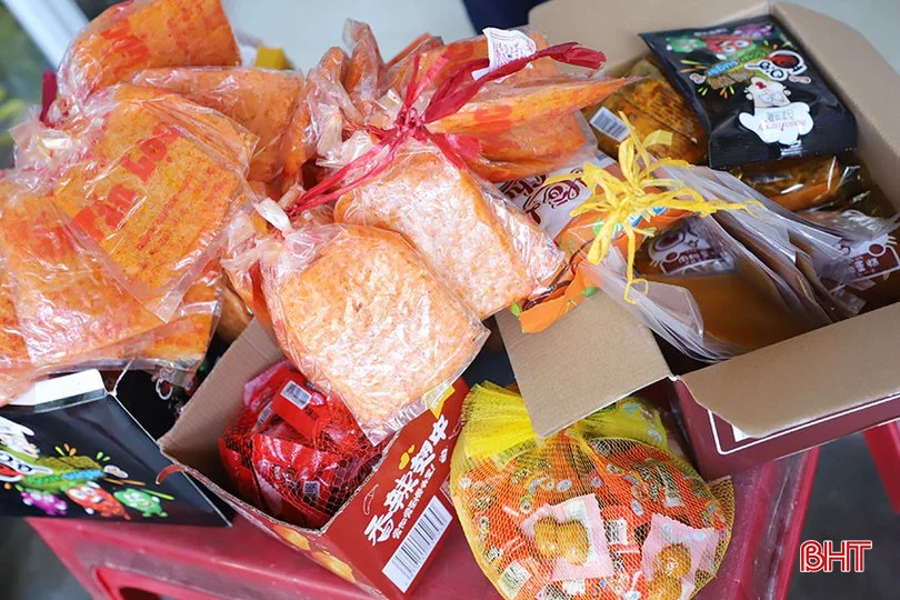 Bánh kẹo từ hương liệu không rõ nguồn gốc xuất xứ bày bán tràn lan ngoài cổng trường. Nguồn: Internet