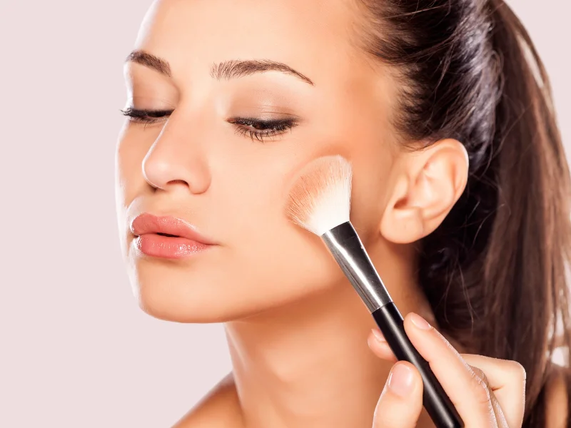 Trang điểm nhẹ nhàng với mỹ phẩm phù hợp với thời tiết nồm ẩm.