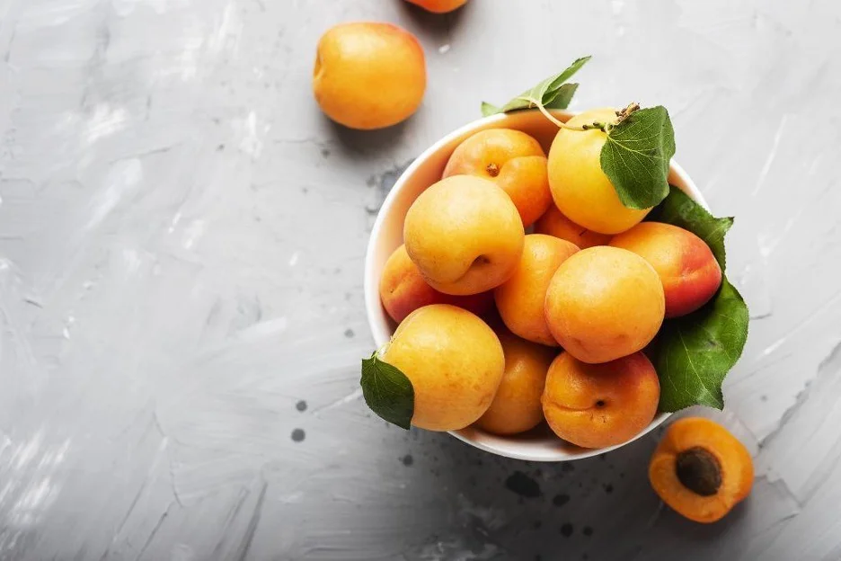 Quả mơ không chỉ là một loại trái cây giải khát thanh mát mà còn được ví như một loại siêu thực phẩm dành cho làn da.