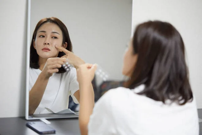 Miếng dán mụn được thiết kế đặc biệt để che chắn vùng da tổn thương, ngăn bụi bẩn và vi khuẩn tấn công, đồng thời giúp cải thiện tình trạng da khi đang trong quá trình phục hồi.