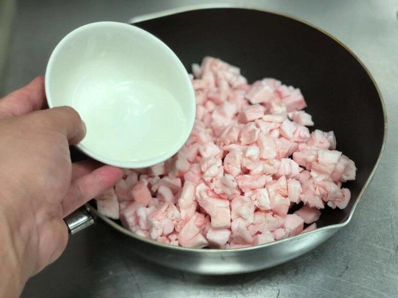 Thêm một chút nước lọc khi rán mỡ lợn.