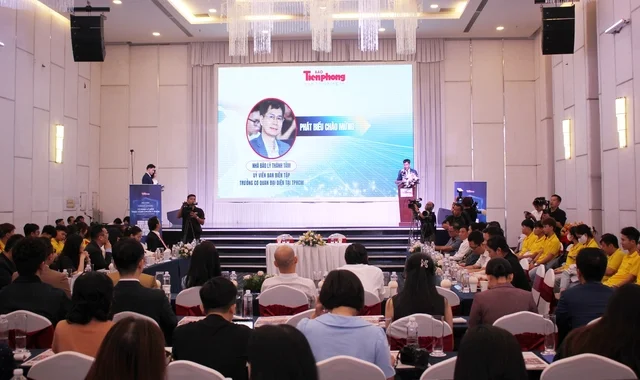 Đại diện Ban tổ chức chia sẻ tại hội thảo.