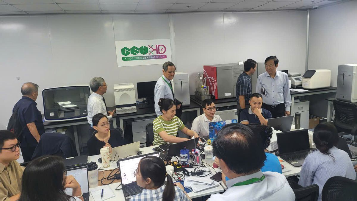 Các đại biểu tham quan phòng thí nghiệm của VINALAB