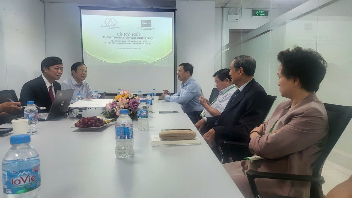 Quang cảnh hội thảo về xây dựng tiêu chuẩn kỹ thuật cho các loại tinh dầu đặc hữu của Việt Nam