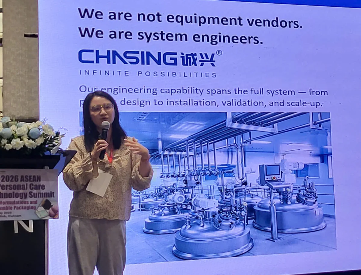 Đại diện công ty Chasing tham luận