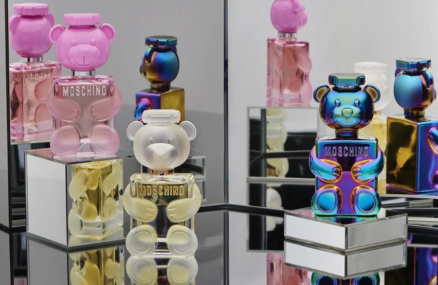 moschino-toy-collection--nang-luong-sang-tao-danh-thuc-moi-giac-quan_6a37cd72d5ec2.jpg?md5=CUl5K7vhUnwPcYc3O8Q39A&%3Bexpires=1782056371&expires=1782150005